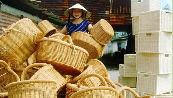 Sản phẩm công nghiệp nông thôn của Xí nghiêp mây tre lá Âu Cơ. Ảnh VĂN PHIN