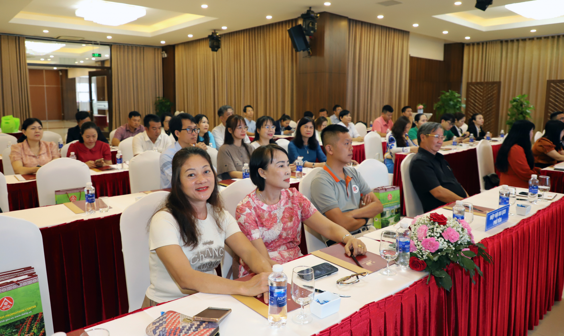 Quang cảnh hội nghị liên kết, hợp tác phát triển du lịch Phú Yên và Đắk Lắk. Ảnh: TRẦN QUỚI 