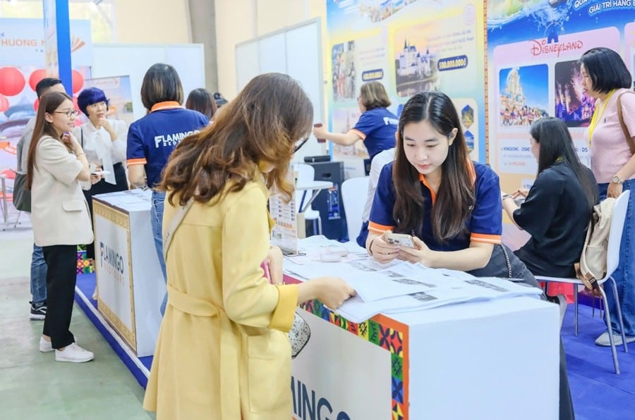 Tư vấn các sản phẩm du lịch cho du khách tại Hội chợ du lịch quốc tế - VITM Hà Nội 2025.