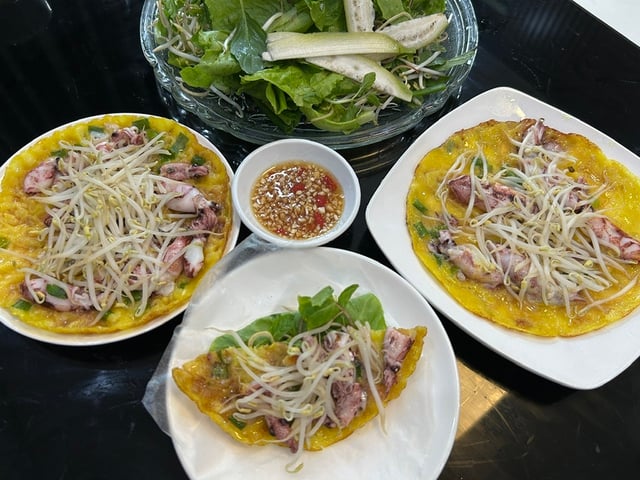 Bánh xèo mực, cắn một miếng nghe vị biển thơm nồng - Ảnh 1.