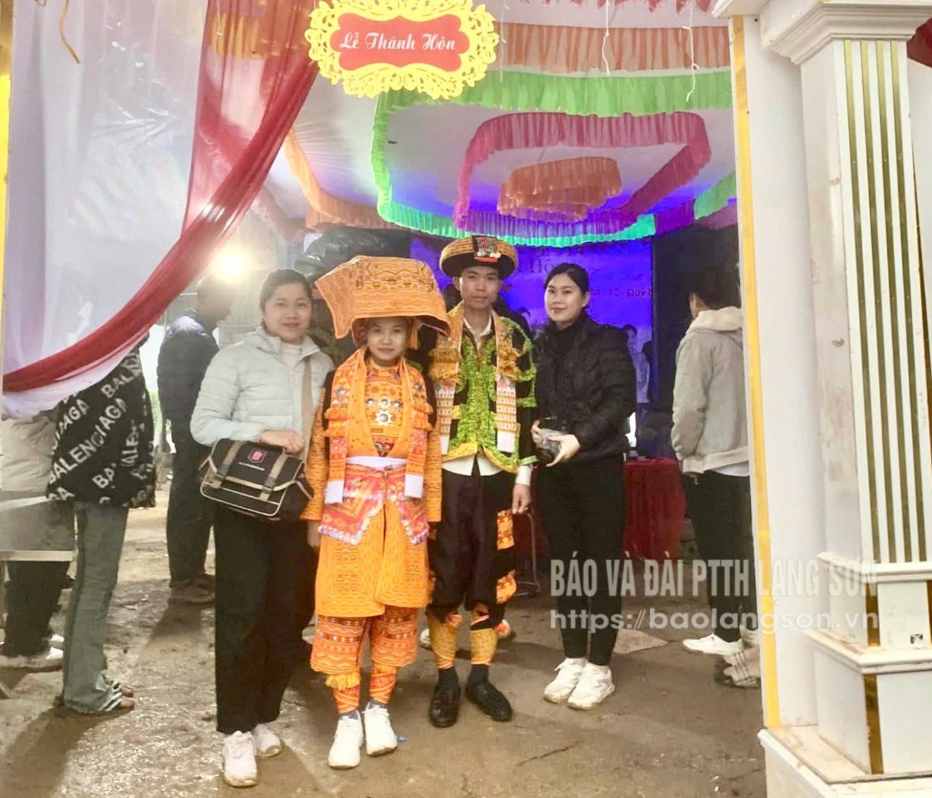 អ្នកយកព័ត៌មានរបស់កាសែត Lang Son និងស្ថានីយ៍វិទ្យុ និងទូរទស្សន៍បានថតរូបជាមួយកូនក្រមុំ និងកូនកំលោះក្នុងពិធីមង្គលការ។