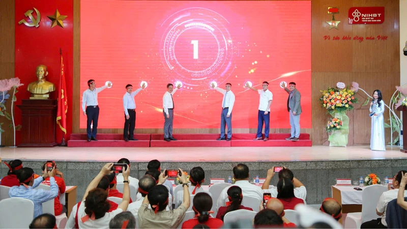 ผู้นำกระทรวงสาธารณสุข สถาบันโลหิตวิทยาและการถ่ายเลือดแห่งชาติ และผู้แทน กดปุ่มเปิดตัวโครงการการเดินทางสีแดงแห่งชาติครั้งที่ 13 - 2025