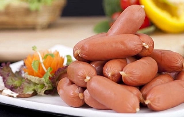 Nhân vụ lùm xùm thịt lợn C.P, chuyên gia nói gì về tác hại khi ăn phải thịt và xúc xích, sản phẩm chế biến sẵn 'bẩn'?- Ảnh 2.