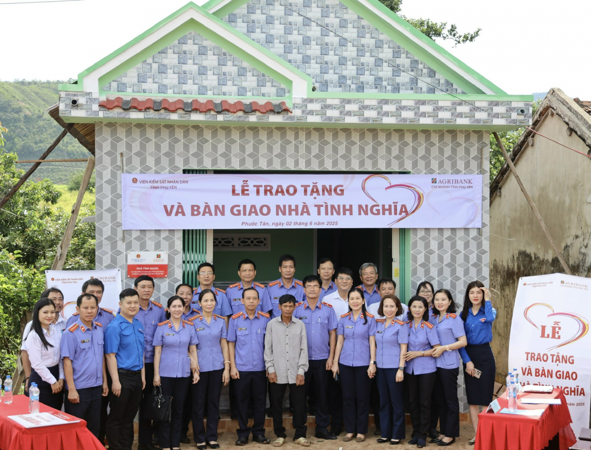 ថ្នាក់ដឹកនាំនៃលទ្ធកម្មប្រជាជន និងធនាគារ Agribank Phu Yen បានថតរូបអនុស្សាវរីយ៍ និងចែករំលែកភាពសប្បាយរីករាយជាមួយក្រុមគ្រួសាររបស់លោក La O Truc នៅថ្ងៃប្រគល់ផ្ទះថ្មីនេះ។ រូបថត៖ NGUYEN HOA