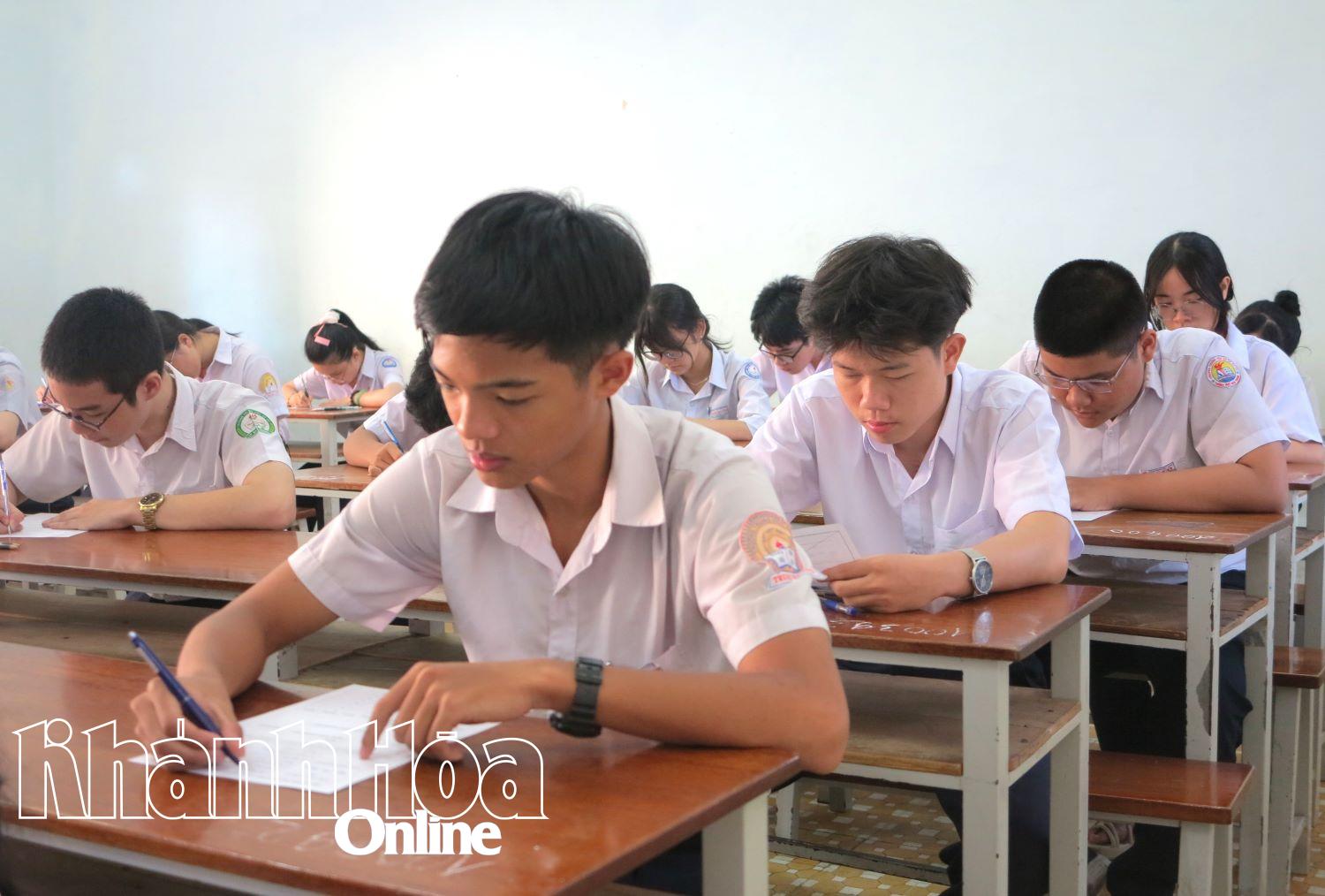 Candidatos antes del examen de inglés en el sitio de exámenes de la escuela secundaria Ly Tu Trong (ciudad de Nha Trang).