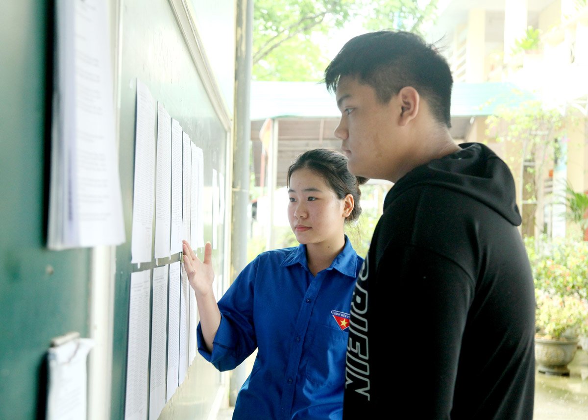 Members of the Youth Union of Ngoc Ha ward, Ha Giang city assist candidates in finding examination rooms during the Regulations class and confirm exam registration documents.