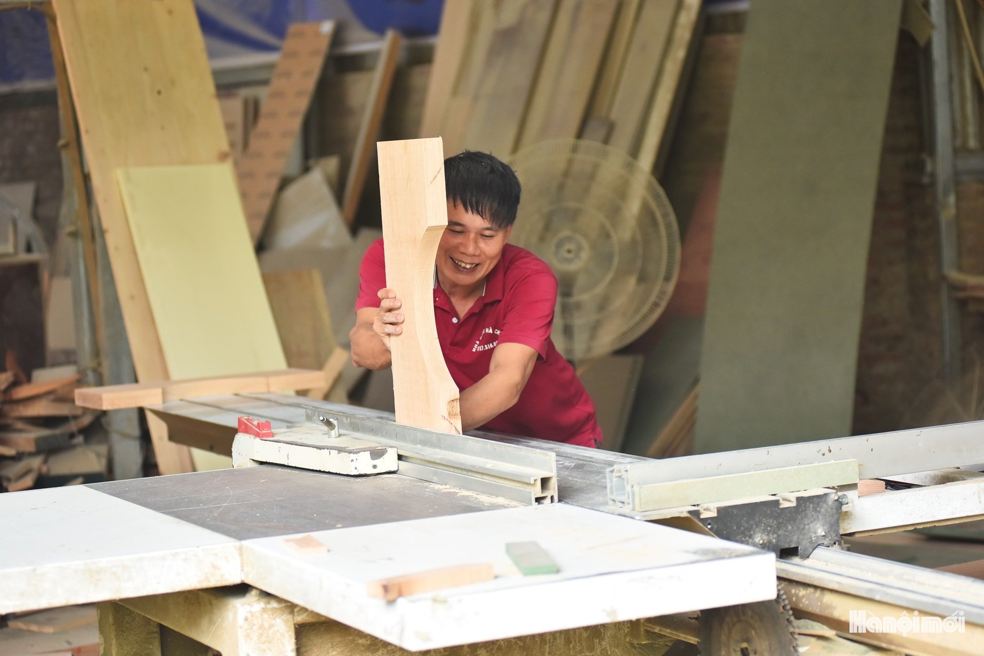 Les villages de fabrication de meubles en bois à Hanoi ont une histoire de plusieurs centaines d'années, célèbres comme Canh Nau, Chang Son (district de Thach That), Chanh Thon (district de Phu Xuyen), Thuong Mao (district de Ha Dong)... Cet endroit est spécialisé dans la production et la fourniture de produits sophistiqués, à haute valeur d'usage et imprégnés de la culture vietnamienne, approvisionnant le marché de tout le Nord et de tout le pays.