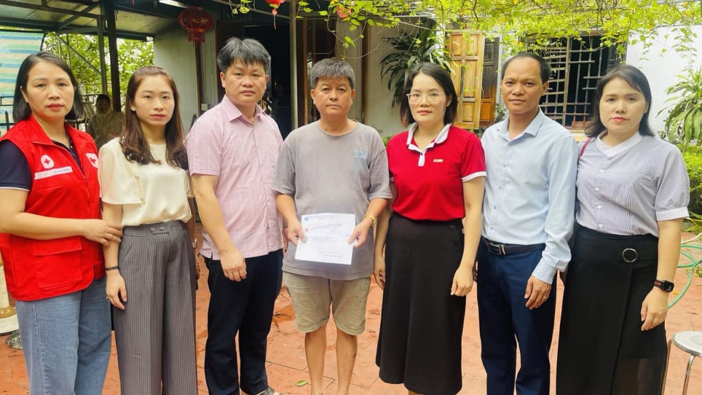 Đoàn công tác UBND Thành phố trao tiền hỗ trợ gia đình ông Chu Đức Vĩnh.