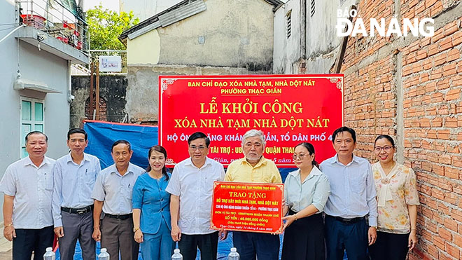 Sau khi hoàn thành xóa nhà tạm, nhà dột nát đợt 1, các địa phương tiếp tục hỗ trợ xóa nhà tạm, nhà dột nát đợt 2, phấn đấu đến ngày 30-6 toàn thành phố không còn nhà tạm, nhà dột nát. Hỗ trợ kinh phí kịp thời Giữa tháng 5-2025, Ban Chỉ đạo xóa nhà tạm, nhà dột nát phường Thạc Gián (quận Thanh Khê) tổ chức khởi công xây nhà mới cho ông Đặng Khánh Thuần (tổ 44). Ông Thuần không có vợ con, đang hưởng bảo trợ xã hội cho người khuyết tật, sống chung với anh em ruột trong ngôi nhà xuống cấp. Để giúp gia đình ông cải thiện nơi ở, Ủy ban MTTQ Việt Nam quận Thanh Khê hỗ trợ 60 triệu đồng để xây nhà mới. Theo lãnh đạo phường Thạc Gián, đây là một trong hai hộ dân được hỗ trợ xóa nhà tạm, nhà dột nát trong đợt 2-2025. Bí thư Đảng ủy, Trưởng Ban Chỉ đạo xóa nhà tạm, nhà dột nát phường Thạc Gián Nguyễn Thị Mỹ Cảnh cho biết, đến nay, toàn phường hoàn thành vượt kế hoạch xóa nhà tạm, nhà dột nát đợt 1 cho 19/18 nhà, trong đó, 1 nhà xây mới và 18 nhà sửa chữa; khởi công 2/2 nhà trong đợt 2-2025. Bên cạnh đó, địa phương chủ động vận động các tổ chức, đơn vị, cá nhân, mạnh thường quân hỗ trợ kinh phí trực tiếp cho 10 hộ dân có nhà ở xuống cấp nhưng không bảo đảm điều kiện nhận hỗ trợ từ ngân sách nhà nước, tổng số tiền 330 triệu đồng. Qua đó giúp tất cả các hộ có nhà ở xuống cấp đều được xây mới, sửa chữa nhà ở để ổn định cuộc sống. Ban Chỉ đạo xóa nhà tạm, nhà dột nát phường Hoà An (quận Cẩm Lệ) vừa tổ chức khởi công xoá nhà tạm, nhà dột nát đợt 2 cho 14 hộ, gồm 2 hộ gia đình chính sách và 12 hộ nghèo, cận nghèo. Tại lễ khởi công, các hộ được nhận hỗ trợ kinh phí, tổng cộng 440 triệu đồng để tiến hành thi công sửa chữa. Đại diện UBND phường Hòa An cho biết, đến nay đã hoàn thành sửa chữa 7 nhà, đang triển khai sửa chữa 7 nhà còn lại, phấn đấu hoàn thành trước ngày 5-6. Trước đó, Ban Chỉ đạo xóa nhà tạm, nhà dột nát phường Hòa An hoàn thành xóa nhà tạm, nhà dột nát đợt 1 cho 11 hộ, giúp các gia đình an cư, yên tâm làm ăn, sinh sống. Theo Quyết định số 1290/QĐ-UBND của UBND thành phố về phê duyệt kết quả tổng hợp nhu cầu xóa nhà tạm, nhà dột nát trên địa bàn thành phố, trong đợt 2 có 224 nhà cần hỗ trợ, trong đó 40 nhà xây mới và 184 nhà sửa chữa. Cụ thể, các quận: Hải Châu 25 nhà, Thanh Khê 17 nhà, Sơn Trà 13 nhà, Liên Chiểu 92 nhà, Cẩm Lệ 34 nhà, huyện Hòa Vang 43 nhà. Tính đến nay, các địa phương đang đẩy nhanh tiến độ hỗ trợ xóa nhà tạm, nhà dột nát đợt 2, phấn đấu hoàn thành trước ngày 30-6. “Dân vận khéo”  giúp xóa nhà tạm Để hỗ trợ người dân giảm bớt chi phí, đẩy nhanh tiến độ xây dựng, sửa chữa nhà ở, các địa phương có nhiều sáng kiến nhằm huy động sự chung tay, góp sức của các đơn vị, doanh nghiệp, nhà hảo tâm, các hội, đoàn thể trong quá trình thi công xây dựng. Từ khi ra mắt đến nay, Tổ hỗ trợ thi công xây dựng sửa chữa nhà dột nát phường Hòa An là cánh tay đắc lực hỗ trợ công tác xóa nhà tạm, nhà dột nát. Chủ tịch UBND phường Hòa An Nguyễn Kim Thành cho biết, thành viên tổ hỗ trợ là lực lượng dân quân thường trực, bí thư chi đoàn các khu dân cư, tổ bảo vệ an ninh trật tự ở cơ sở. Đây là lực lượng thanh niên, tràn đầy tinh thần xung kích, tình nguyện, không ngại khó khổ, luôn xông xáo có mặt tại các công trình xây dựng. Từ việc hỗ trợ tháo dỡ nhà cũ, vận chuyển nguyên vật liệu cho đến quét vôi, sơn tường, các thành viên tổ hỗ trợ đều hoàn thành xuất sắc, giúp giảm bớt chi phí cho người dân, góp phần quan trọng đưa công trình hoàn thành đúng hạn. Tại huyện Hòa Vang, Ban Chỉ đạo xóa nhà tạm, nhà dột nát các xã triển khai mô hình “dân vận khéo” vận động đa dạng nguồn lực, chung tay hỗ trợ xóa nhà tạm, nhà dột nát. Điển hình, Đảng bộ xã Hòa Khương thực hiện mô hình “Vận động nguồn lực hỗ trợ sinh kế giúp hộ nghèo, hộ cận nghèo, hộ khó khăn vươn lên thoát nghèo”, vận động cán bộ, đảng viên đóng góp 45 triệu đồng; Hội Kiến trúc sư thành phố hỗ trợ 50 triệu đồng giúp hộ nghèo Nguyễn Thị Xí (thôn Gò Hà) xây nhà mới. Trong khi đó, Ban Chỉ đạo xóa nhà tạm, nhà dột nát xã Hòa Phong vận động Công ty TNHH MTV Xây dựng và Thương mại Trọng Trường, Công ty CP Cao Hoàng Lực hỗ trợ 180 triệu đồng; cán bộ chiến sỹ Tiểu đoàn 75, Bộ Tham mưu Quân khu 5 hỗ trợ hàng chục ngày công giúp hộ ông Chế Mẫu Nhẫn và bà Bùi Thị Thu (cùng trú thôn Cẩm Toại Tây) có nhà mới để ổn định cuộc sống. Đặc biệt, lãnh đạo huyện Hòa Vang thường xuyên đi thực tế, kiểm tra tình hình hỗ trợ xóa nhà tạm, nhà dột nát. Đồng thời thăm hỏi, động viên tinh thần lực lượng tình nguyện viên, lực lượng vũ trang tham gia hỗ trợ ngày công xóa nhà tạm, nhà dột nát. Qua đó, thể hiện sự quan tâm sâu sát, tận tâm của chính quyền, góp phần đưa phong trào xóa nhà tạm, nhà dột nát sớm về đích. LAM PHƯƠNG