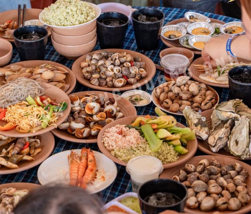 Tạm đình chỉ nhà hàng có 7 người ăn buffe ốc phải nhập viện -0