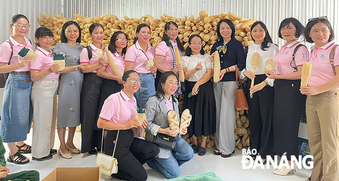 Hội Liên hiệp Phụ nữ tỉnh Đồng Nai đến tham quan ý tưởng khởi nghiệp của chị Ngọc Thư, quận Thanh Khê. Ảnh: NHẬT HẠ