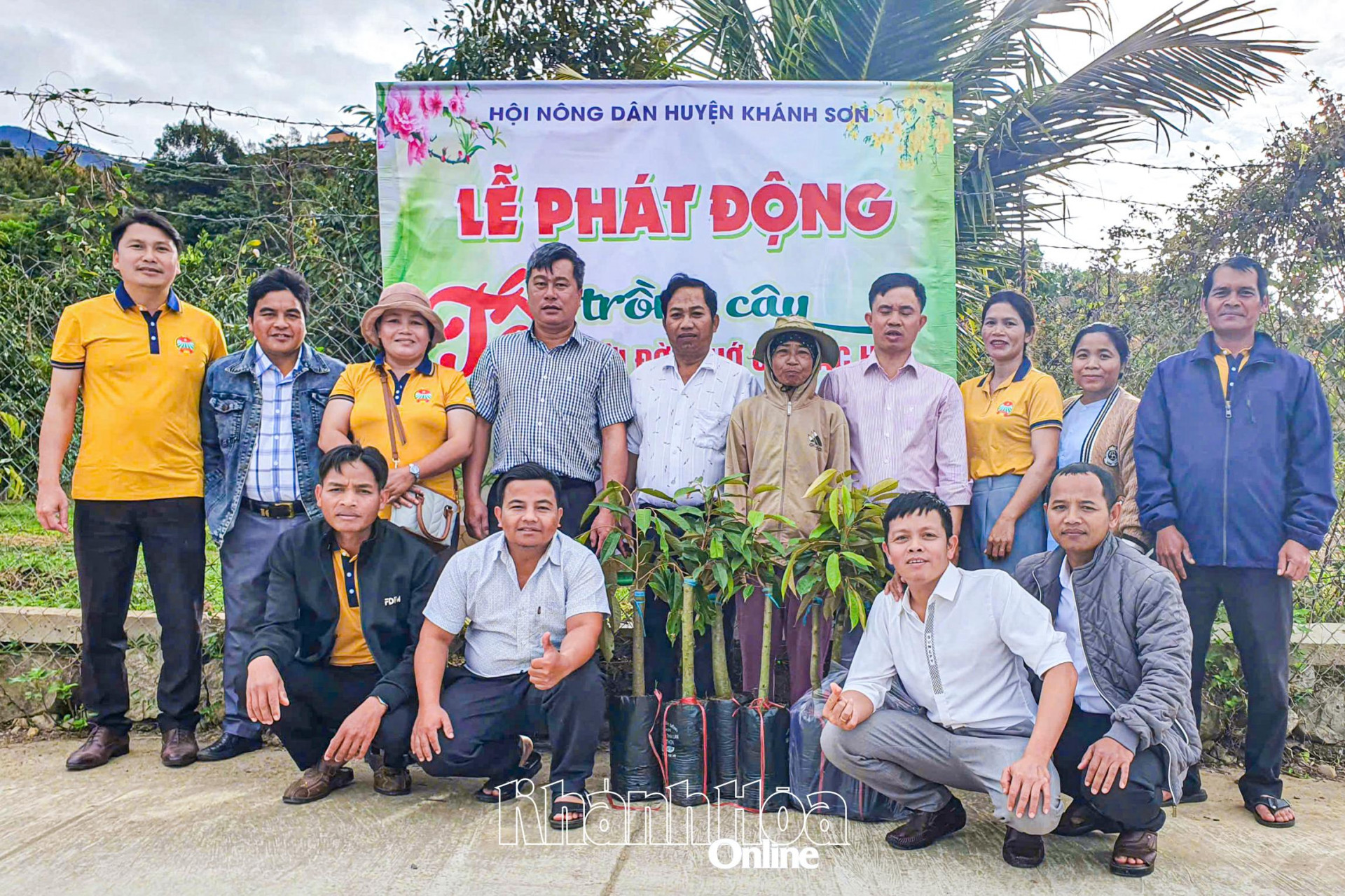 สมาคมเกษตรกรอำเภอคานห์เซินมอบต้นทุเรียนเพื่อเลี้ยงชีพแก่สมาชิกและเกษตรกรที่ประสบความยากลำบากในตำบลเซินจุง