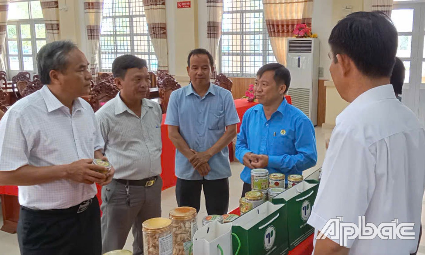 Council for evaluating and classifying OCOP products of Cho Gao district.