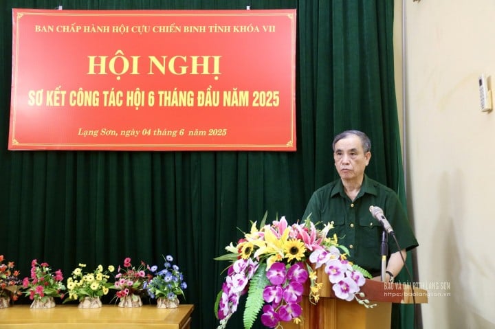 ผู้นำสมาคมทหารผ่านศึกจังหวัดกล่าวปราศรัยในการประชุม