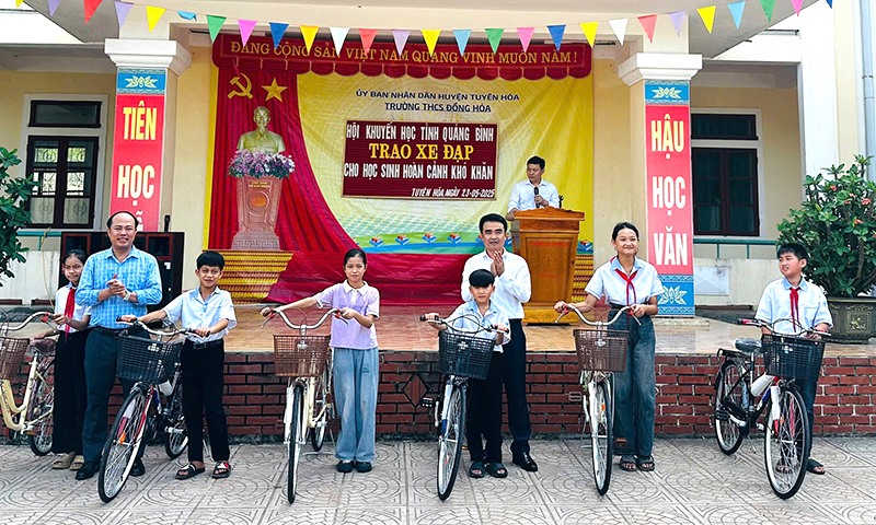 Nhiều học sinh có hoàn cảnh khó khăn vươn lên trong học tập được nhận những phần quà ý nghĩa.