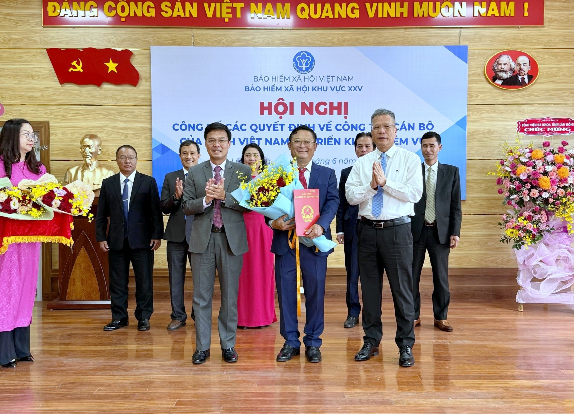 Lãnh đạo BHXH Việt Nam và tỉnh Lâm Đồng tặng hoa chúc mừng ông Đặng Hồng Tuấn -Giám đốc BHXH khu vực XXV