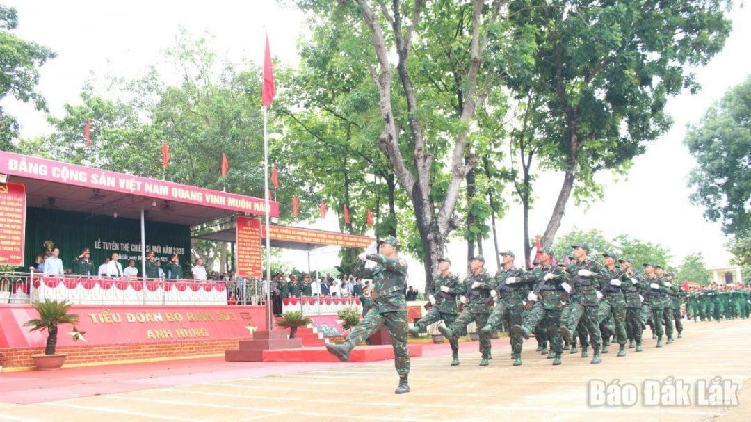 Duyệt đội ngũ tại lễ tuyên thệ.