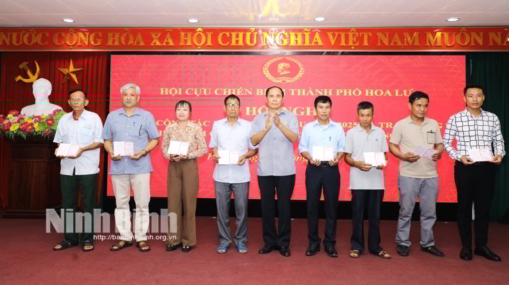 ផ្តល់សៀវភៅសន្សំដល់សមាជិកក្នុងស្ថានភាពលំបាក។