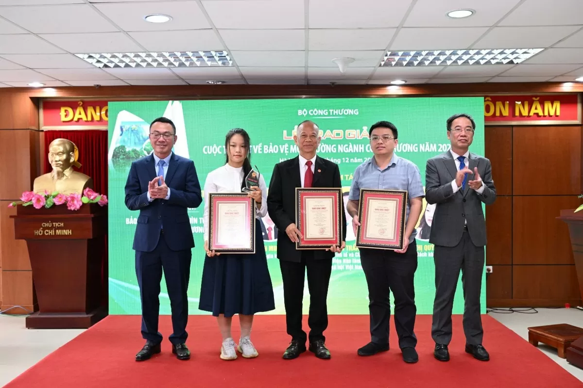 Nhóm tác giả đoạt giải Đặc biệt
