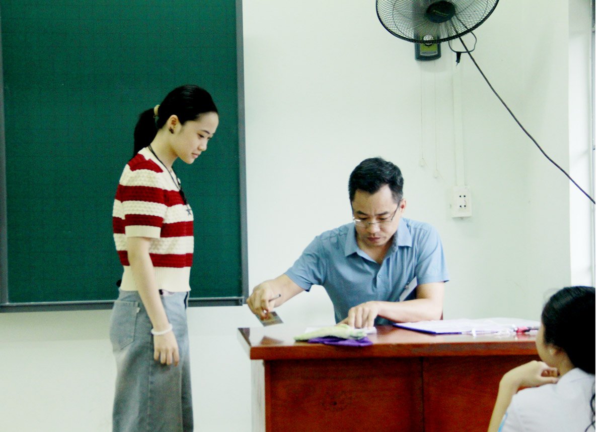 Candidates at the Examination Council of Le Hong Phong High School (Ha Giang city) confirm their exam registration documents.