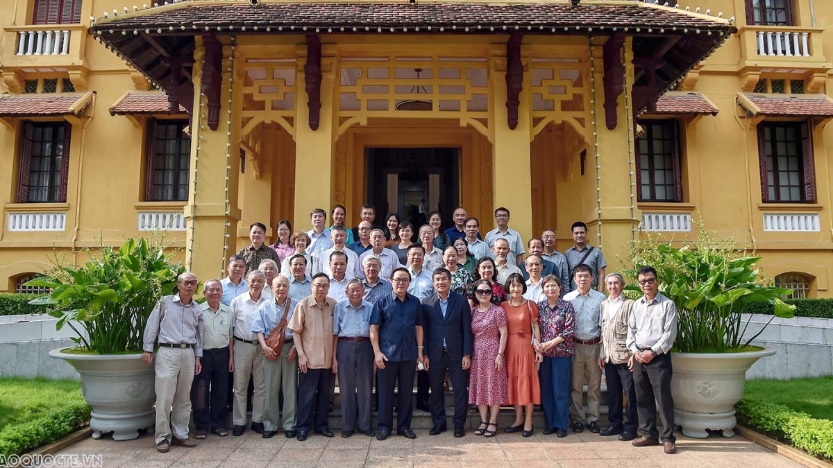 Ministry of Foreign Affairs meets with retired officials of the Central Foreign Affairs Commission
