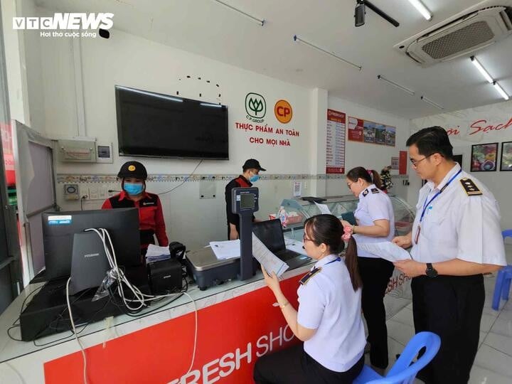 Инспекционная группа магазина C.P Fresh Shop в Биньзыонге.