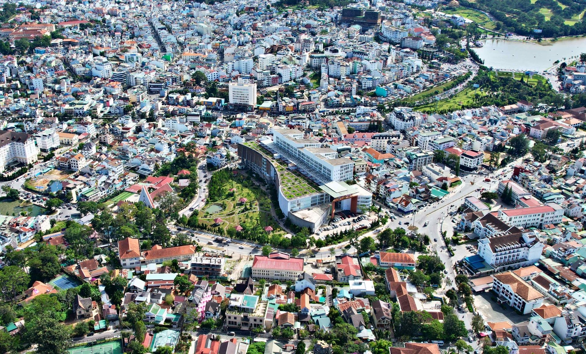 Khu vực Trung tâm Hành chính tỉnh Lâm Đồng trên đường Hoàng Văn Thụ, Phường 4, TP Đà Lạt là nơi làm việc chính cho cán bộ, công chức, viên chức tỉnh Đắc Nông và Bình Thuận sau sáp nhập