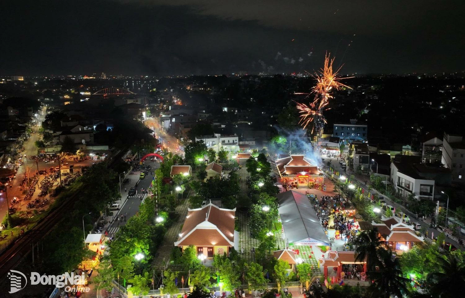 គណៈកម្មាធិការប្រជាជនទីក្រុង Bien Hoa បានបាញ់កាំជ្រួចក្នុងឱកាសរំលឹកខួបមរណភាពរបស់លោក Nguyen Huu Canh ឆ្នាំ 2024។ រូបថត៖ អ្នករួមចំណែក