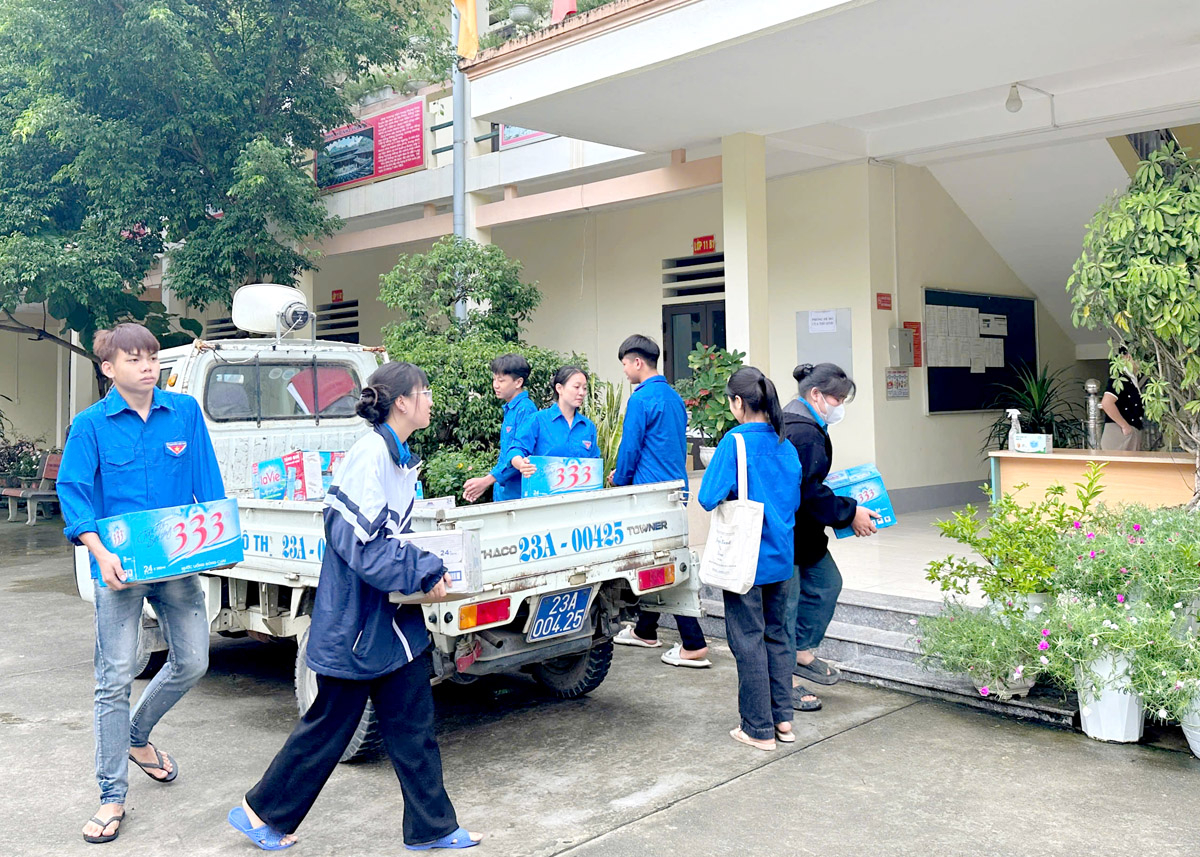 Youth Union members of Yen Minh town transport free drinking water to serve candidates (Photo: Contributor).