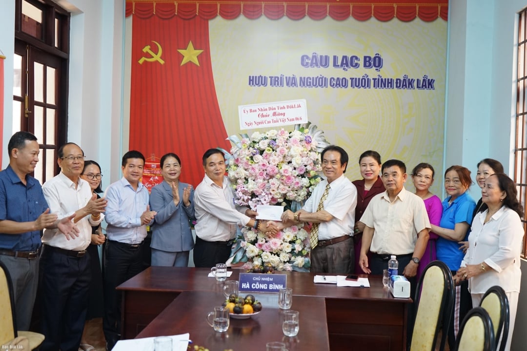 보건부 부국장 응웬 탄 중(Nguyen Thanh Trung)이 지방 노인 및 은퇴자 클럽에 축하 꽃을 전달했습니다.