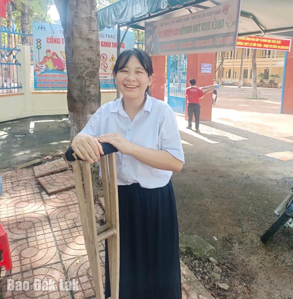 Niềm vui của Nguyễn Thị Huyền Trang sau khi hoàn thành hai môn thi trong ngày thi đầu tiên.
