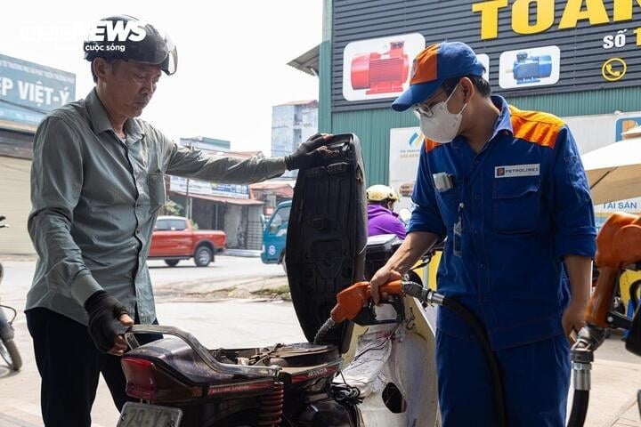 Giá xăng tăng từ 15h chiều nay. (Ảnh minh họa: Minh Đức).