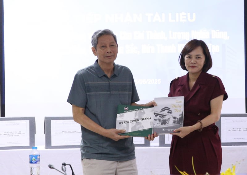 Trao tặng cơ quan lưu trữ quốc gia loạt ảnh, tư liệu quý của nhiều phóng viên chiến trường -0