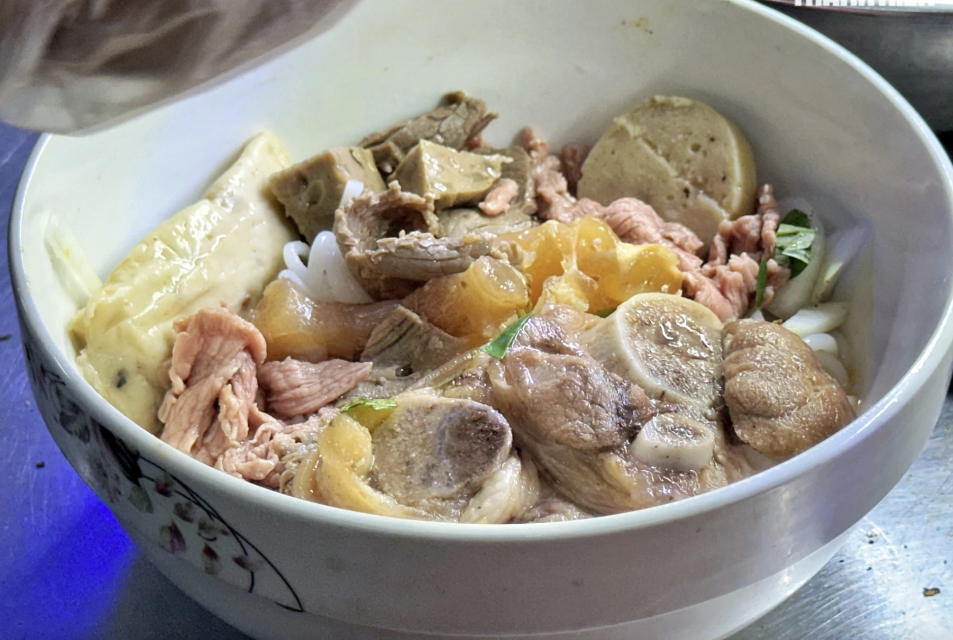Bún bò Huế duy nhất TP.HCM Michelin vinh danh 'quán ngon giá rẻ', có gì mới? - Ảnh 2.