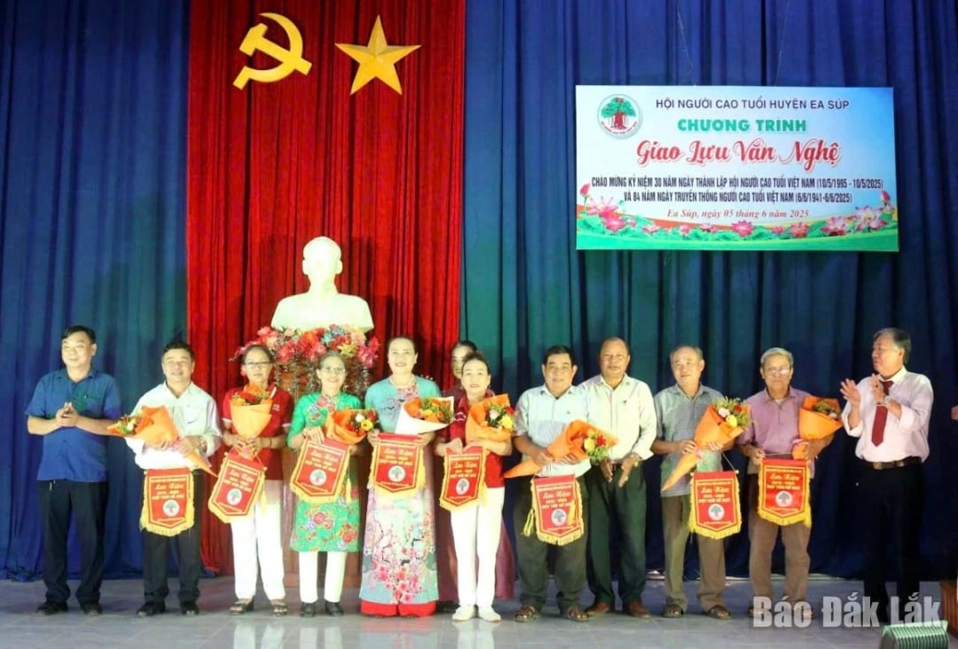 អង្គភាពដែលចូលរួមទទួលបានទង់វត្ថុអនុស្សាវរីយ៍។