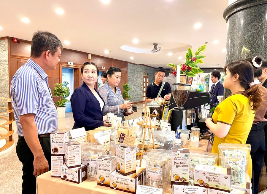 cac-dai-bieu-tham-quan-khu-trung-bay-san-pham-dac-trung-cua-tinh-anh-vu-thao.jpg