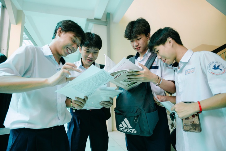 Hơn 70.000 thí sinh TP.HCM làm thủ tục thi lớp 10: Những lưu ý của giám thị đối với thí sinh - Ảnh 5.
