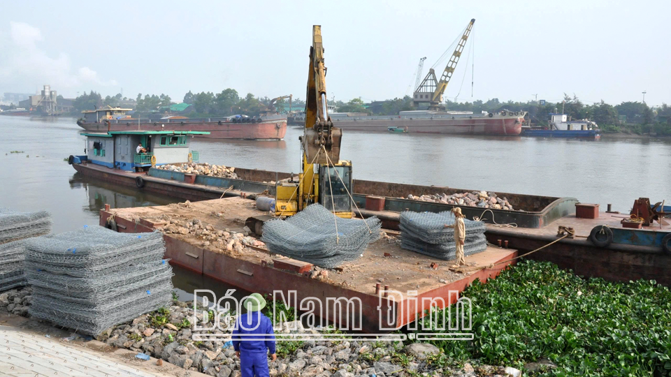 Vật tư phòng, chống thiên tai được tập kết tại điểm xung yếu trên đê Tả Đáy, huyện Ý Yên.