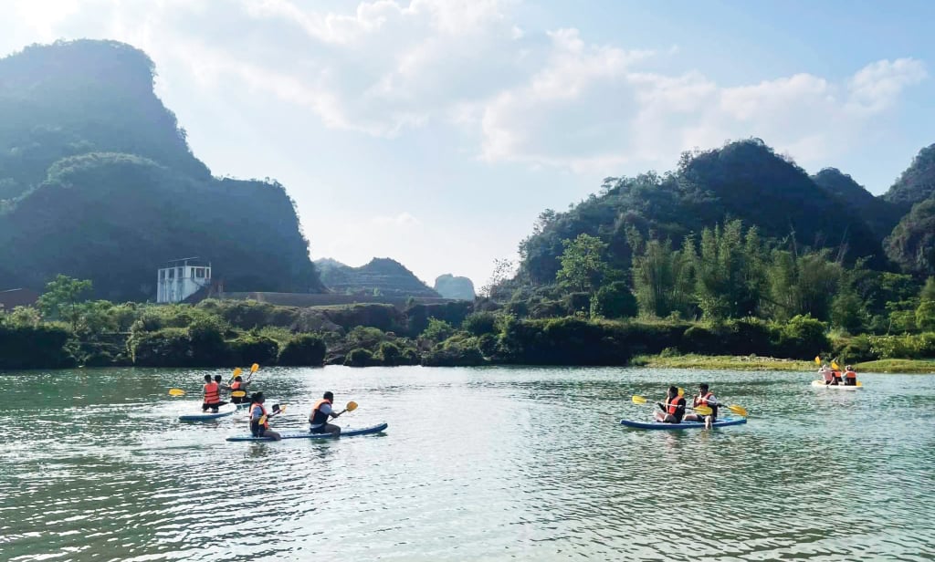 អ្នកទេសចរជាច្រើនជ្រើសរើសទេសចរណ៍ 
