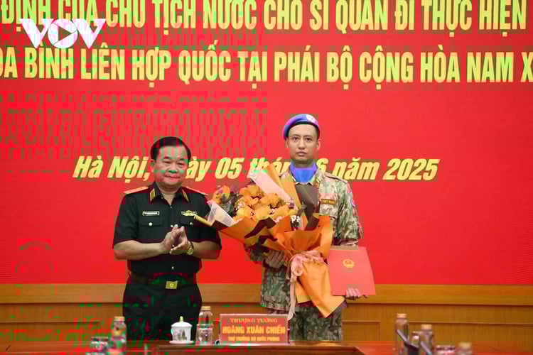 Thượng tướng Hoàng Xuân Chiến trao quyết định của Chủ tịch nước cho Thiếu tá Trần Viết Cường