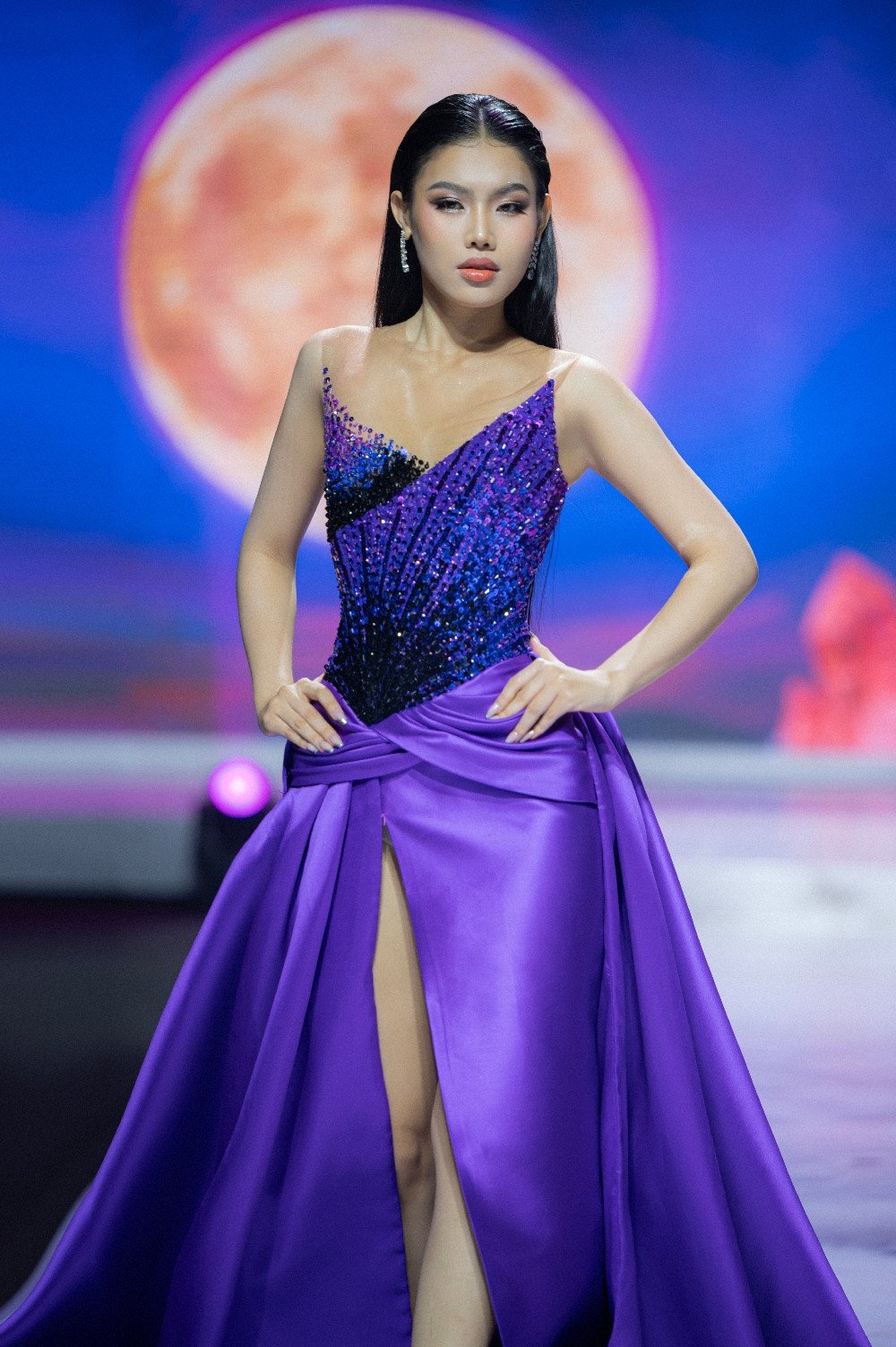 Hoa hậu H'Hen Niê mang bầu 4 tháng vẫn catwalk thần thái - Ảnh 10.