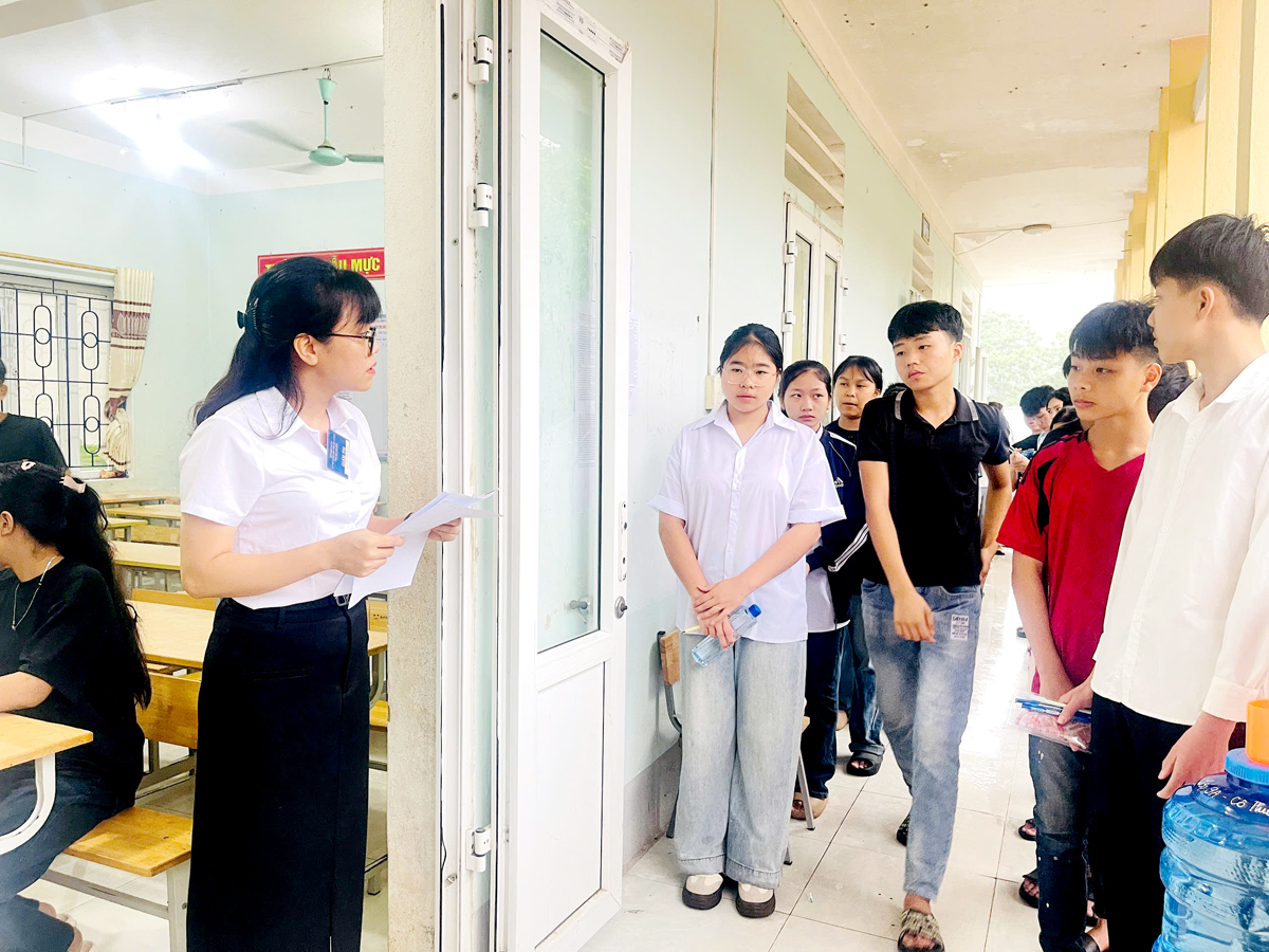 Thí sinh vào phòng thi tại Hội đồng thi Trường PTDT Nội trú THCS&THPT (Ảnh: Thu Biên).