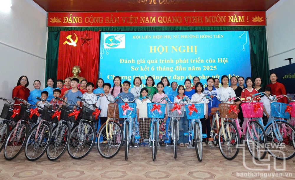 Women's Union of Hong Tien Ward (Pho Yen City) donated bicycles to poor students who overcame difficulties.