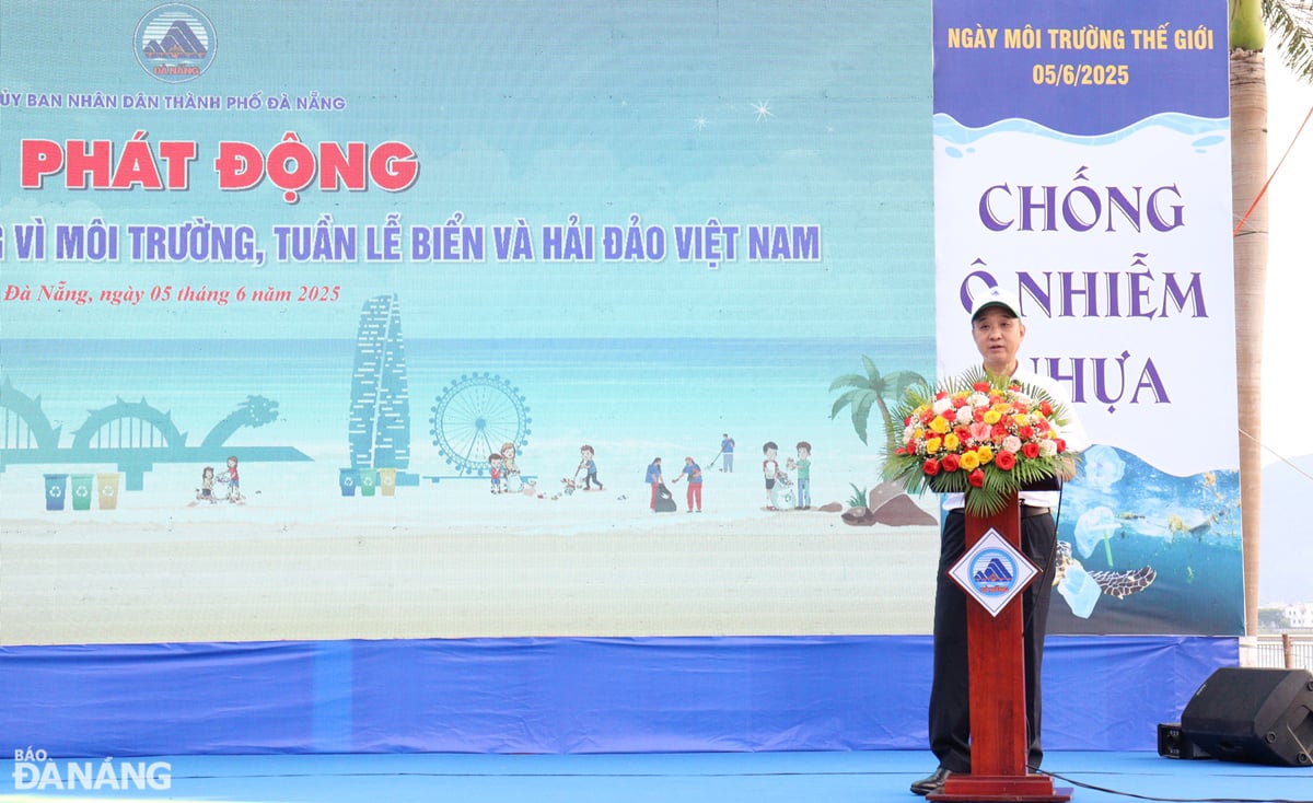 Phó Chủ tịch UBND thành phố Lê Quang Nam kêu gọi từ chối sử dụng các vật dụng không cần thiết, nhất là các vật dụng nhựa dùng một lần, túi ni lông khó phân huỷ. Ảnh: HOÀNG HIỆP