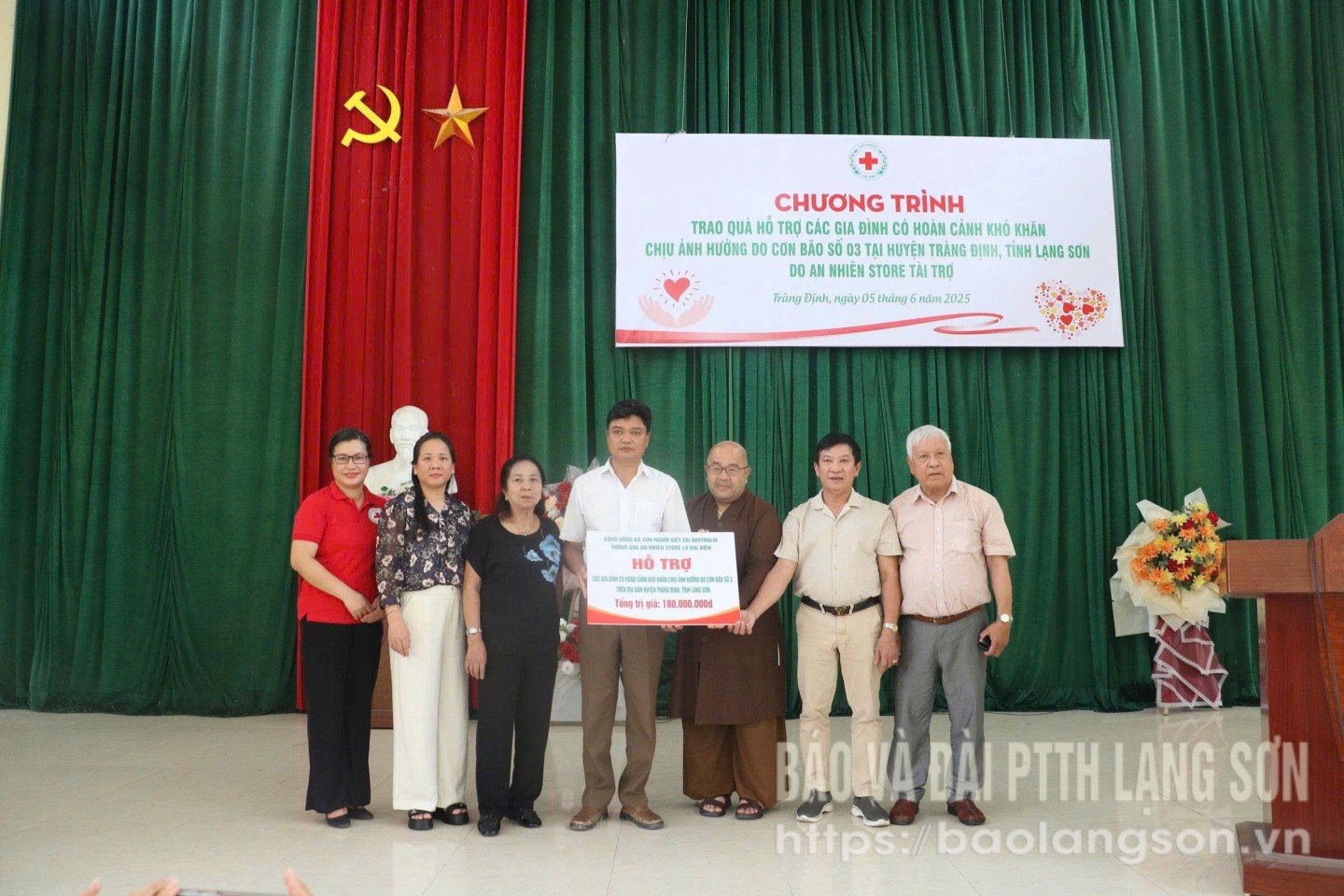 Die vietnamesische Gemeinde in Australien überreichte dem Vertreter der Gemeinde De Tham im Bezirk Trang Dinh über den An Nhien Store ein Schild, das den Wert des Geschenks symbolisierte.