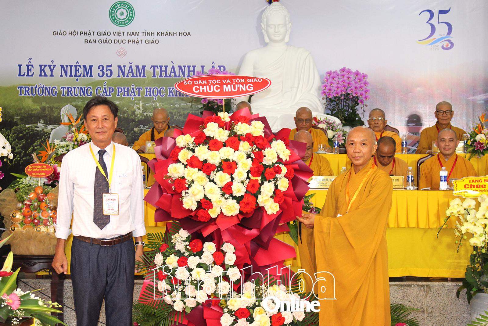 ថ្នាក់​ដឹក​នាំ​ក្រុម​ជន​ជាតិ​និង​សាសនា​ថ្វាយ​កម្រង​ផ្កា​អបអរ​សាទរ​មហាវិទ្យាល័យ​ពុទ្ធសាសនា Khanh Hoa។
