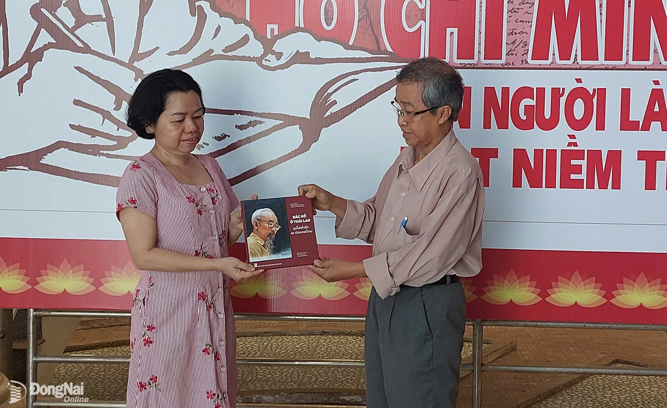 Tác giả Hà Lam Danh ngụ tại thị trấn Long Thành, huyện Long Thành trao tặng sách song ngữ Bác Hồ ở Thái Lan cho Thư viện Đồng Nai. Ảnh: My Ny