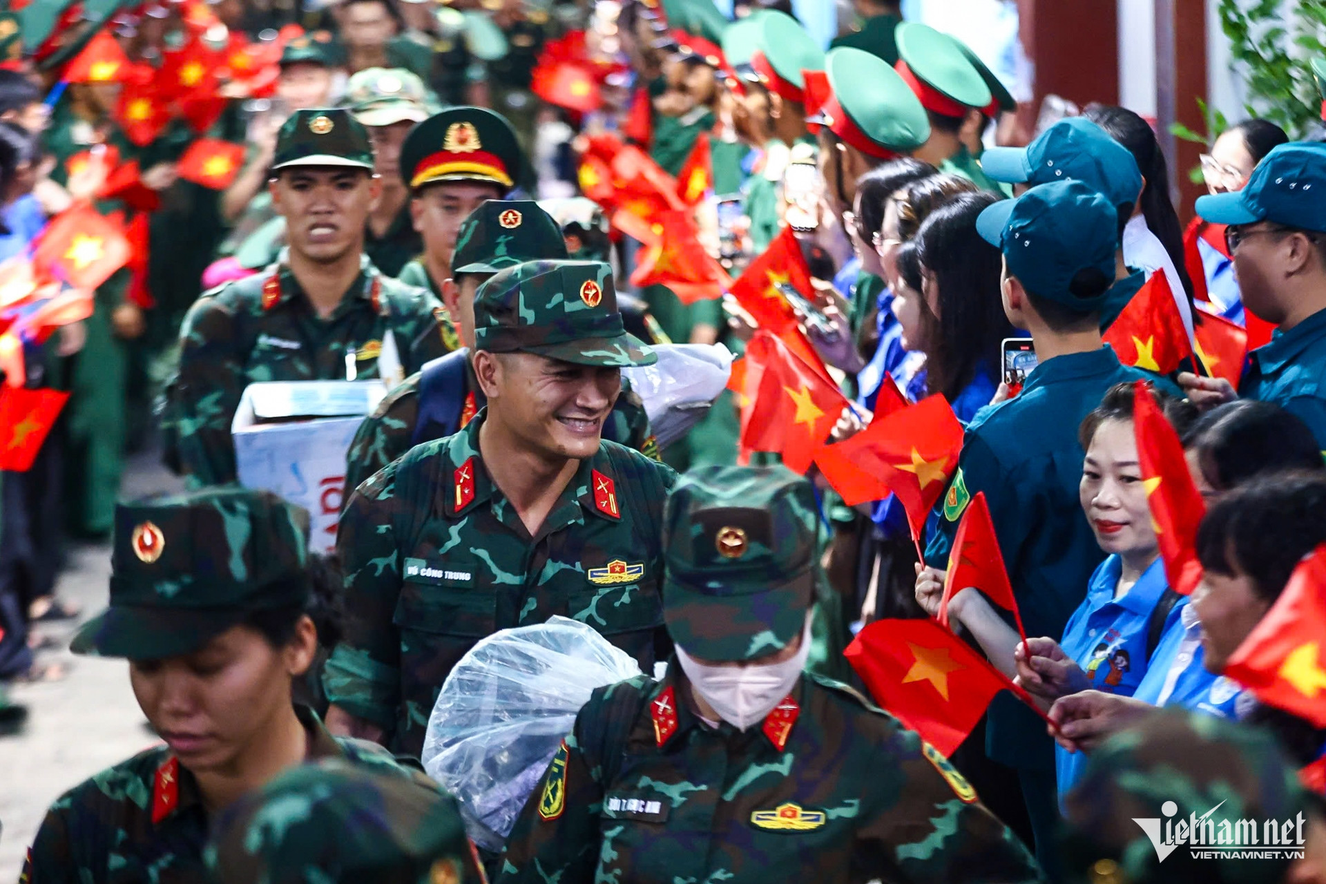 Soldaten aus Ho-Chi-Minh-Stadt bestiegen einen Zug, um in den Norden zu marschieren und für die Parade zum Nationalfeiertag am 2. September zu üben.