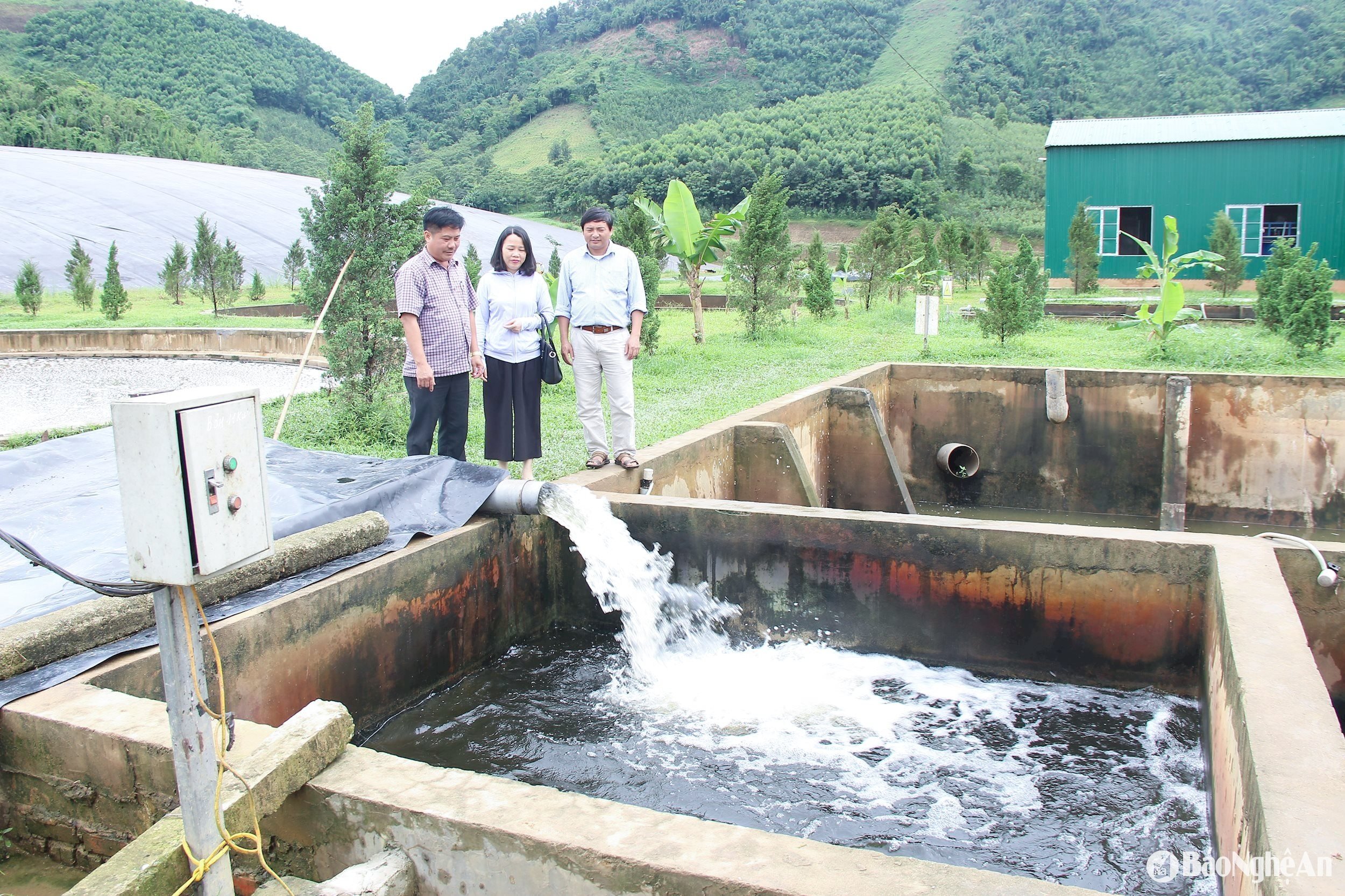 Cán bộ Chi Cục Bảo vệ Môi trường tỉnh kiểm tra thống xử lý nước thải tại Nhà máy chế biến tinh bột sắn Hoa Sơn, huyện Anh Sơn. Ảnh- Mai Hoa