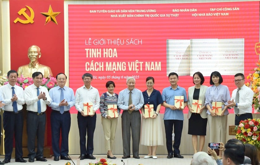 Dịp này Ban tổ chức và nhà báo Hà Đăng trao tặng cuốn sách Tinh hoa cách mạng Việt Nam cho đại diện Thư viện Quốc gia Việt Nam, Thư viện Hà Nội, Học viện Báo chí và Tuyên truyền, Bảo tàng Báo chí Việt Nam (ảnh Q. Khánh).